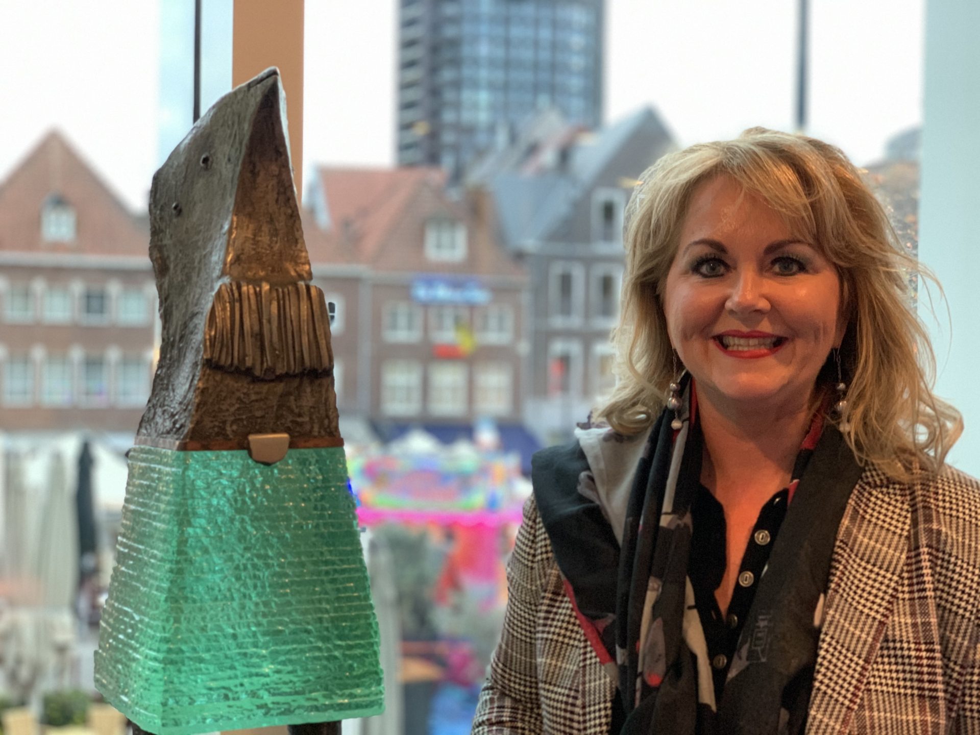 Portretfoto Lianne met groot kunstwerk brons glas bij Maaspoort Venlo